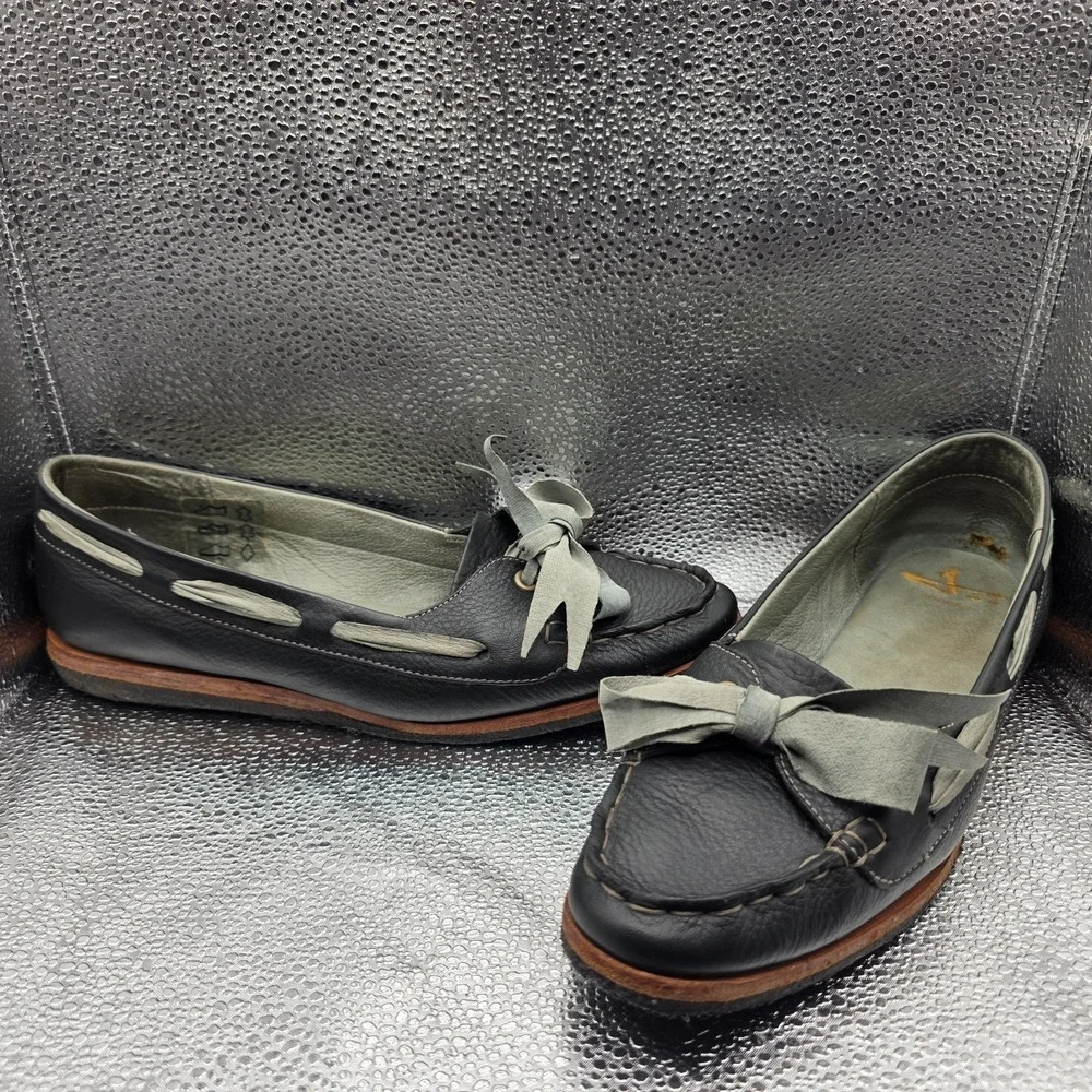 J Shoes‎ Latitude Leather Boat Shoes Women's Size 9.5 Navy - Blue Suede Laces